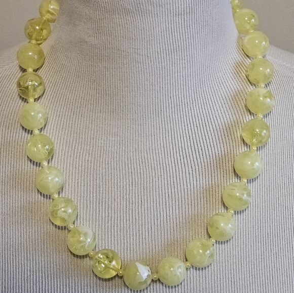 Vintage Chunky yellow beaded necklace. - Picture 9 of 9